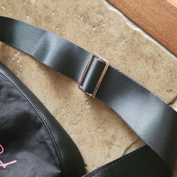 ZYIA black small purse with pink FLOURISH lettering - Picture 6 of 9